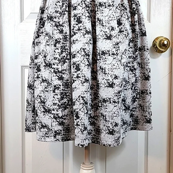 Lula Roe Amelia Dress - Picture 3 of 13